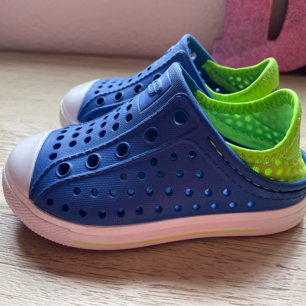 Toddler Sketchers size 7 shoes